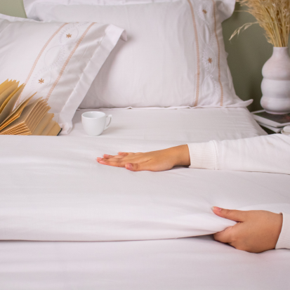 All CottonZ 100% Egyptian Cotton, 600 TC, Embroidered, Duvet Cover 240x200 + Fitted sheet 200x165 + 2 pillow Shams, Sateen feel and look (Queen), 2 imageby All CottonZ