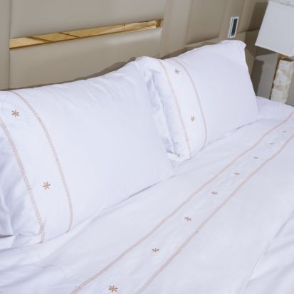 All CottonZ 100% Egyptian Cotton, 600 TC, Embroidered, Duvet Cover 260x230 + Fitted sheet 200x200 + 2 pillow Shams, Sateen feel and look (Super King), 4 imageby All CottonZ
