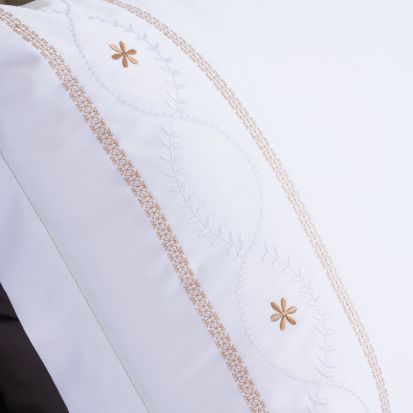 All CottonZ 100% Egyptian Cotton, 600 TC, Embroidered, Duvet Cover 240x200 + Fitted sheet 200x165 + 2 pillow Shams, Sateen feel and look (Queen), 5 imageby All CottonZ