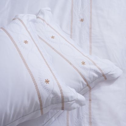 All CottonZ 100% Egyptian Cotton, 600 TC, Embroidered, Duvet Cover 240x200 + Fitted sheet 200x165 + 2 pillow Shams, Sateen feel and look (Queen), 6 imageby All CottonZ